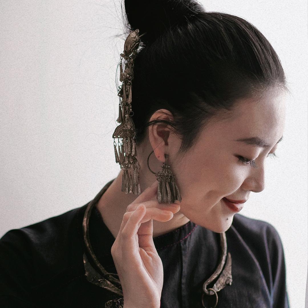小明是女的.