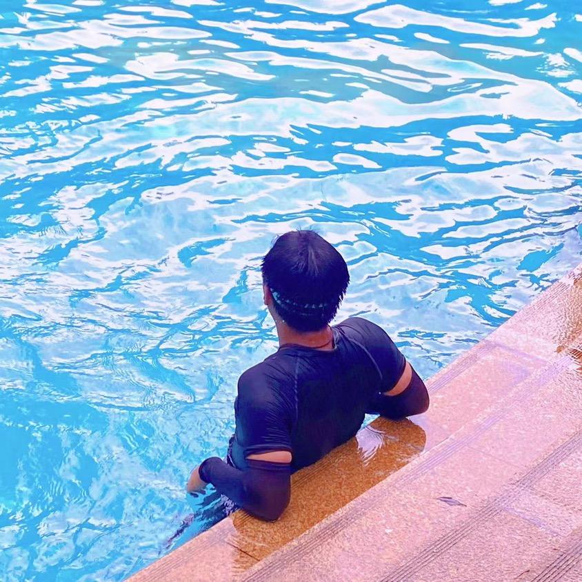 蓝光诺丁山游泳池阿黄