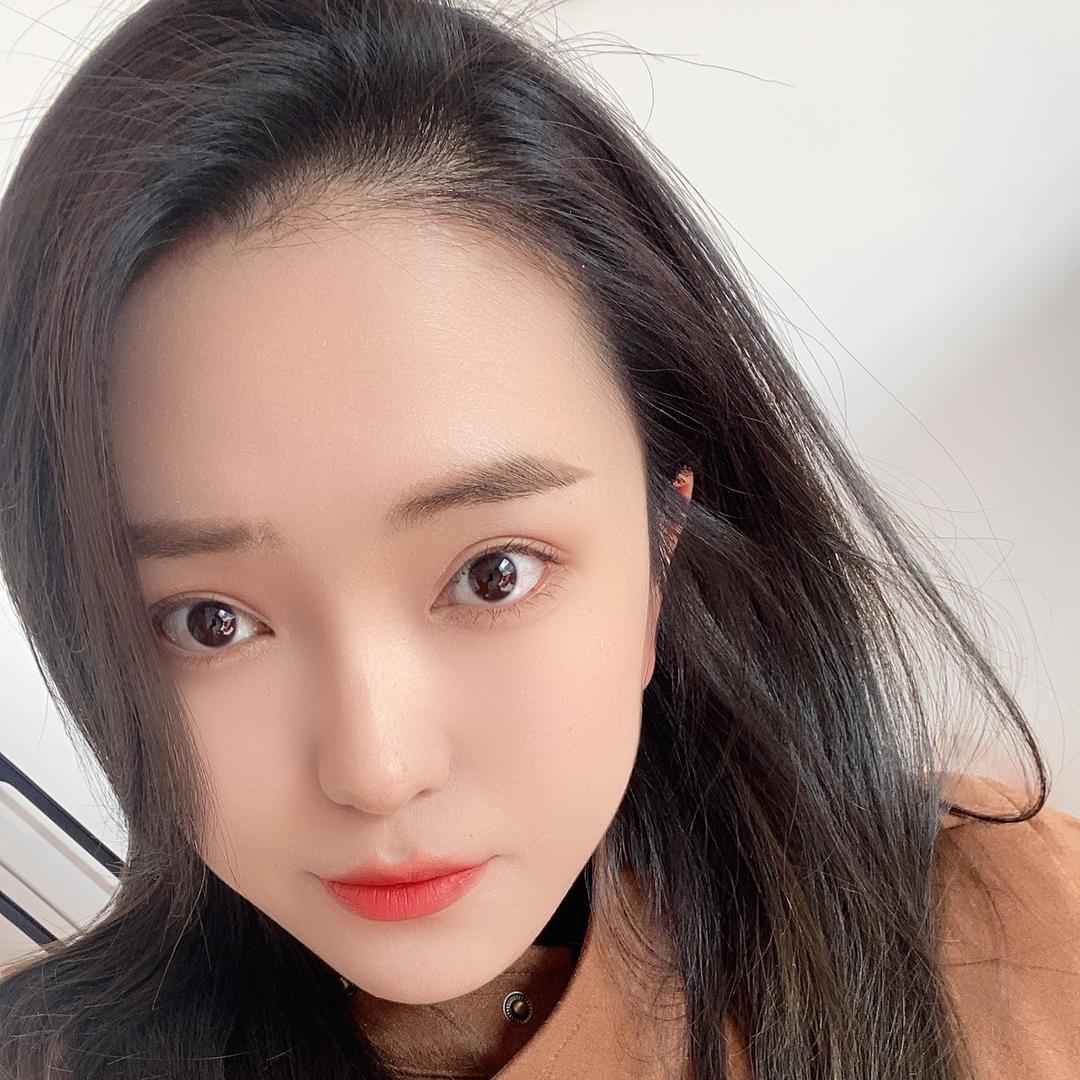 扶老奶奶闯红灯。