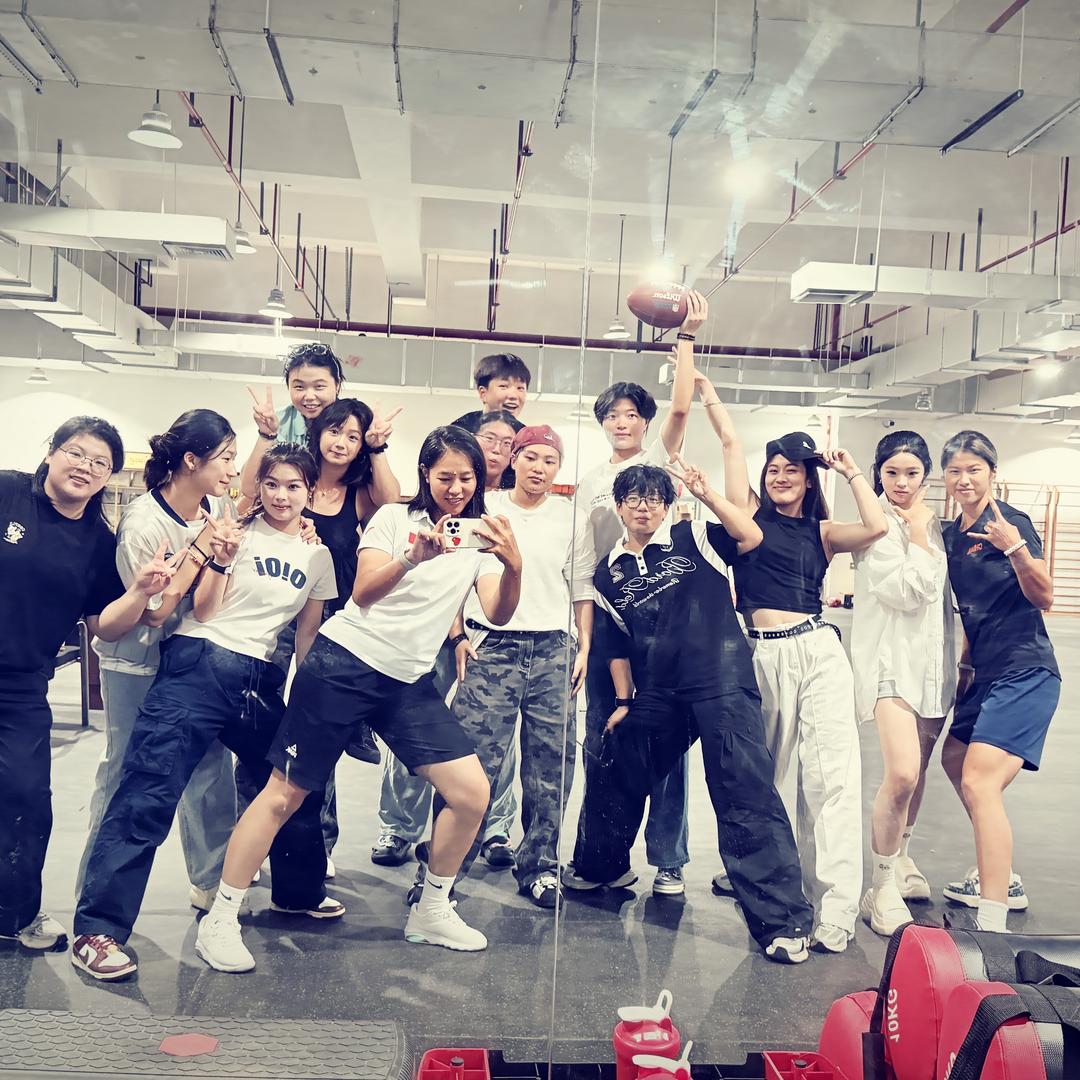 一位爱记录学生的教练