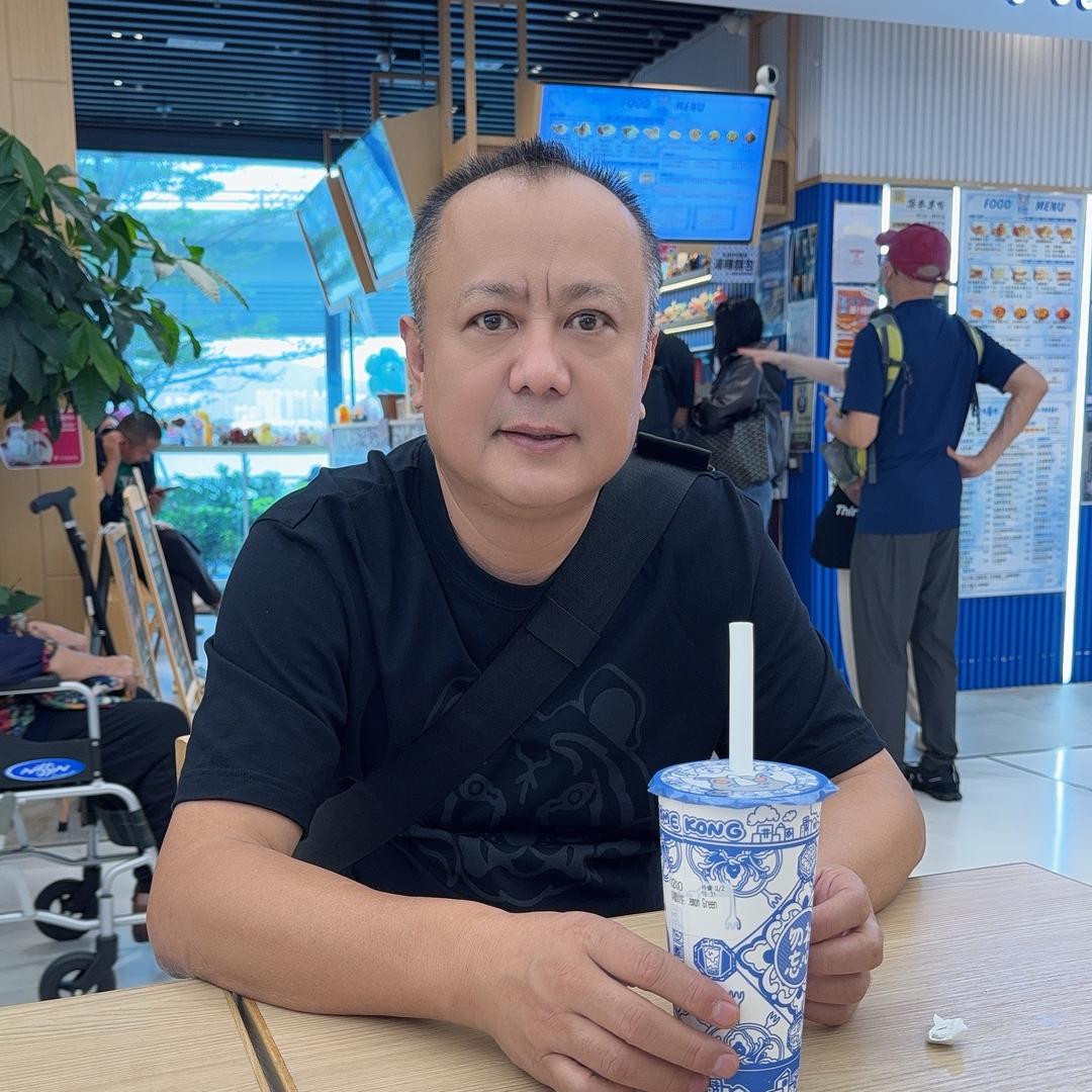 启哥.