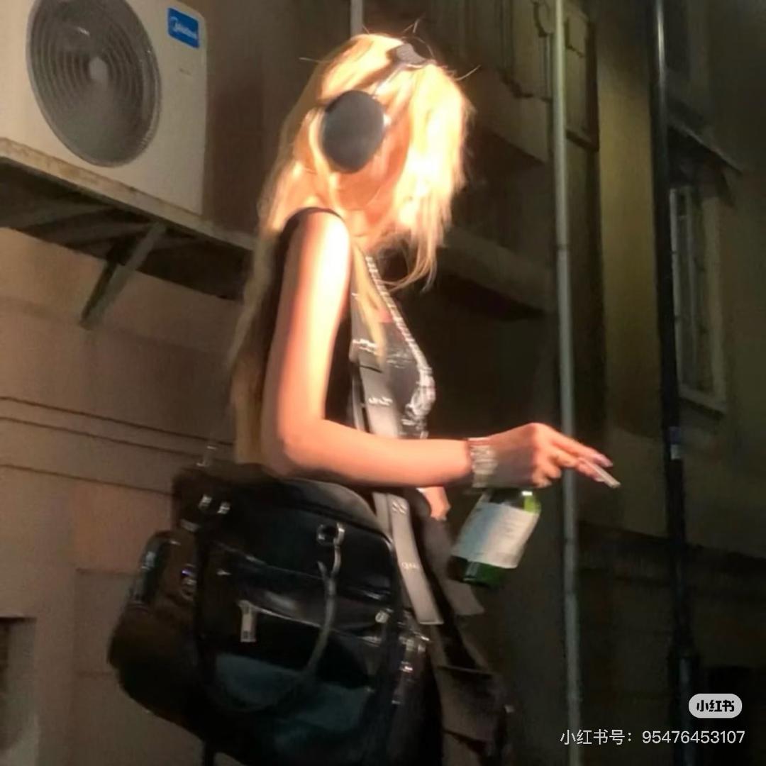黑眼圈头上顶俩球的闪光小豆芽