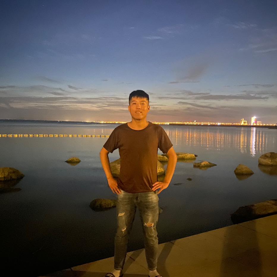 嘴角上扬、微微一笑