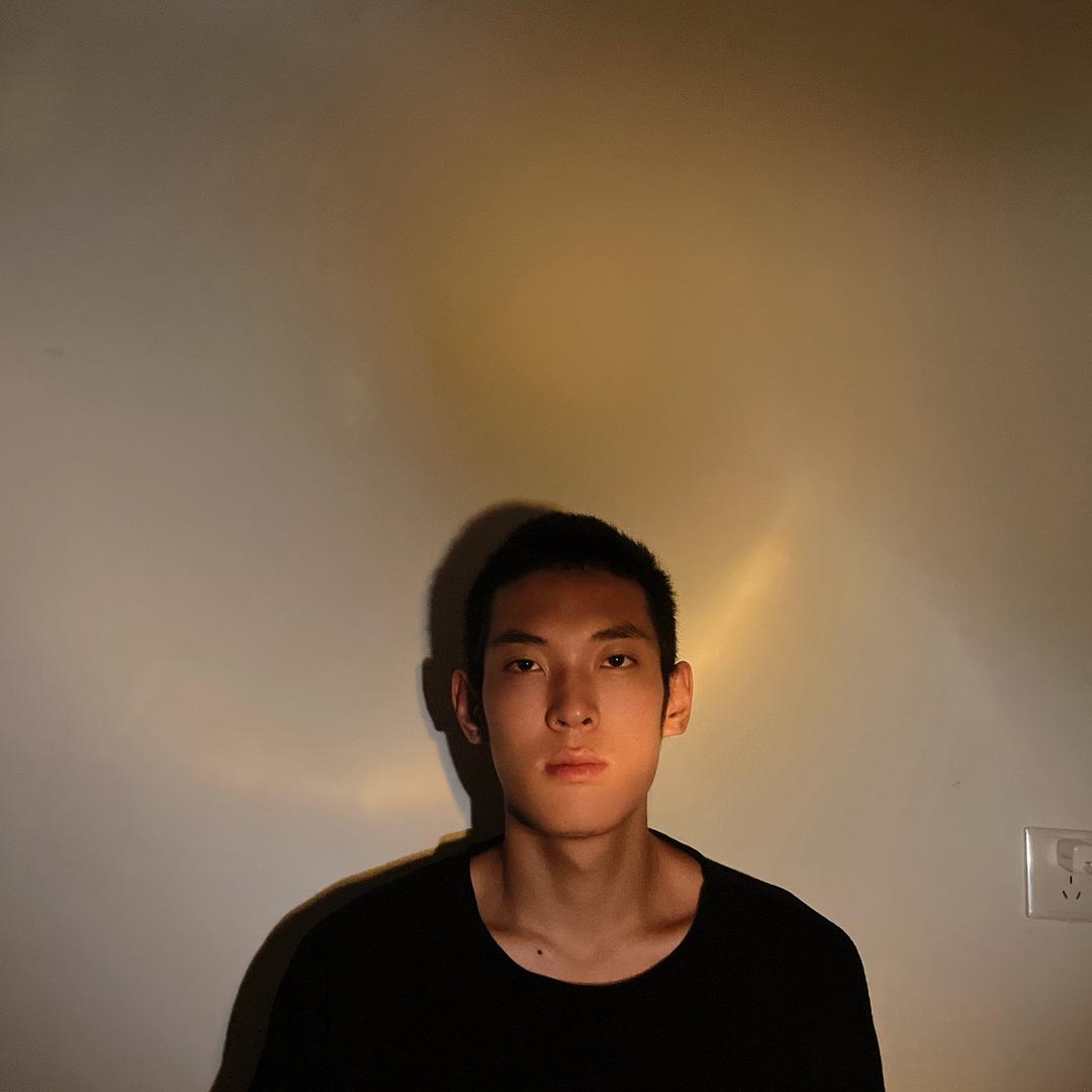 65岁老头连闯七个红灯加弯道漂移踹折你腿
