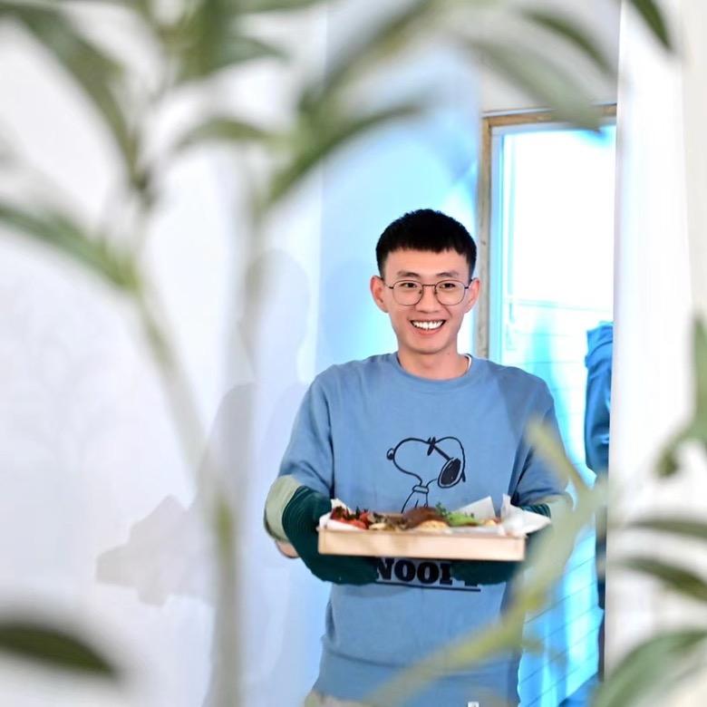 小A在家宅