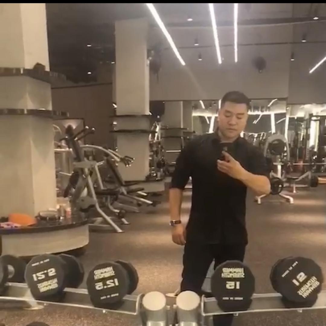 爱游泳的小白