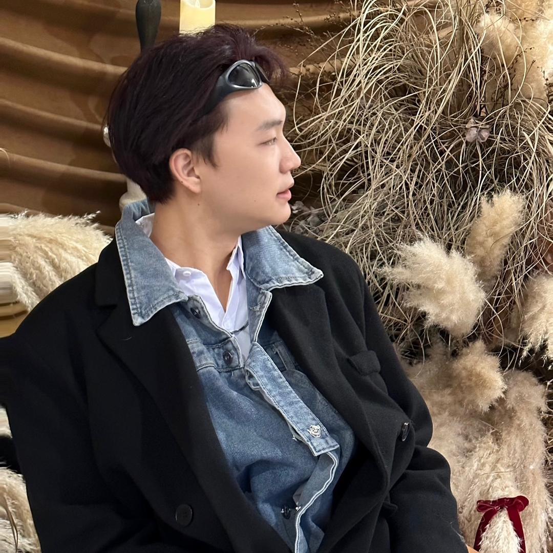 手持索尼的小周