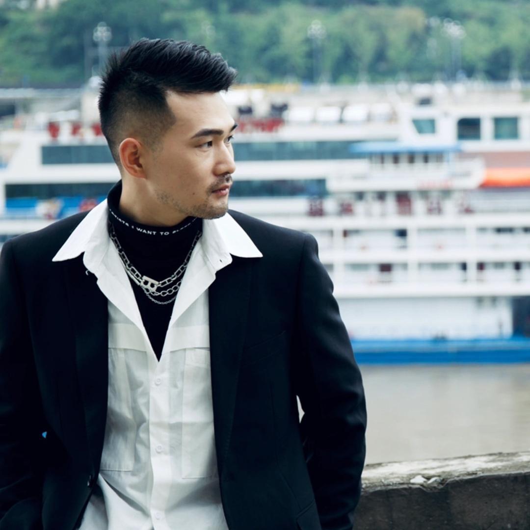 瘦小的乔