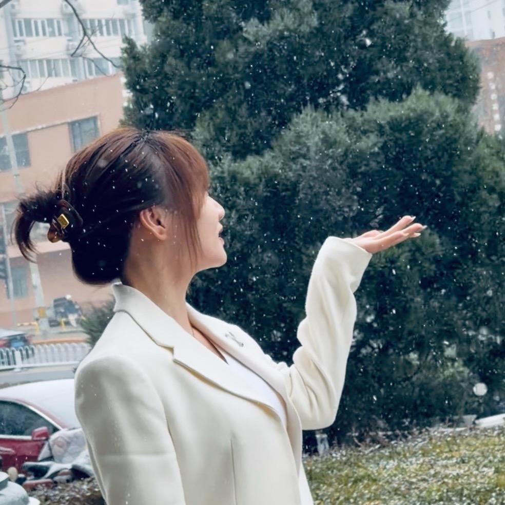 你好夸张女士