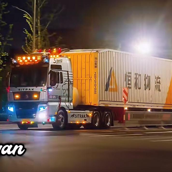 拍卡车的小斯机