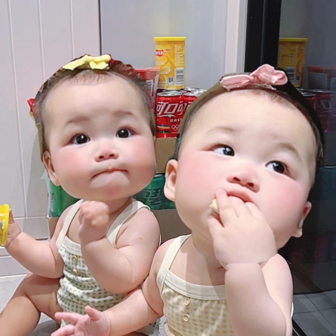 两只草莓熊