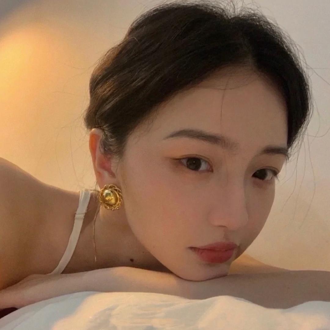在看月亮