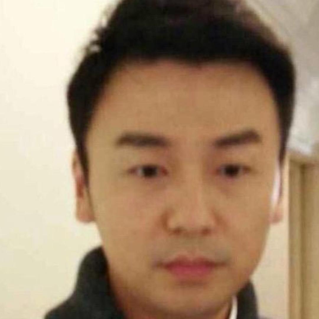 一朵风中摇曳的水仙花