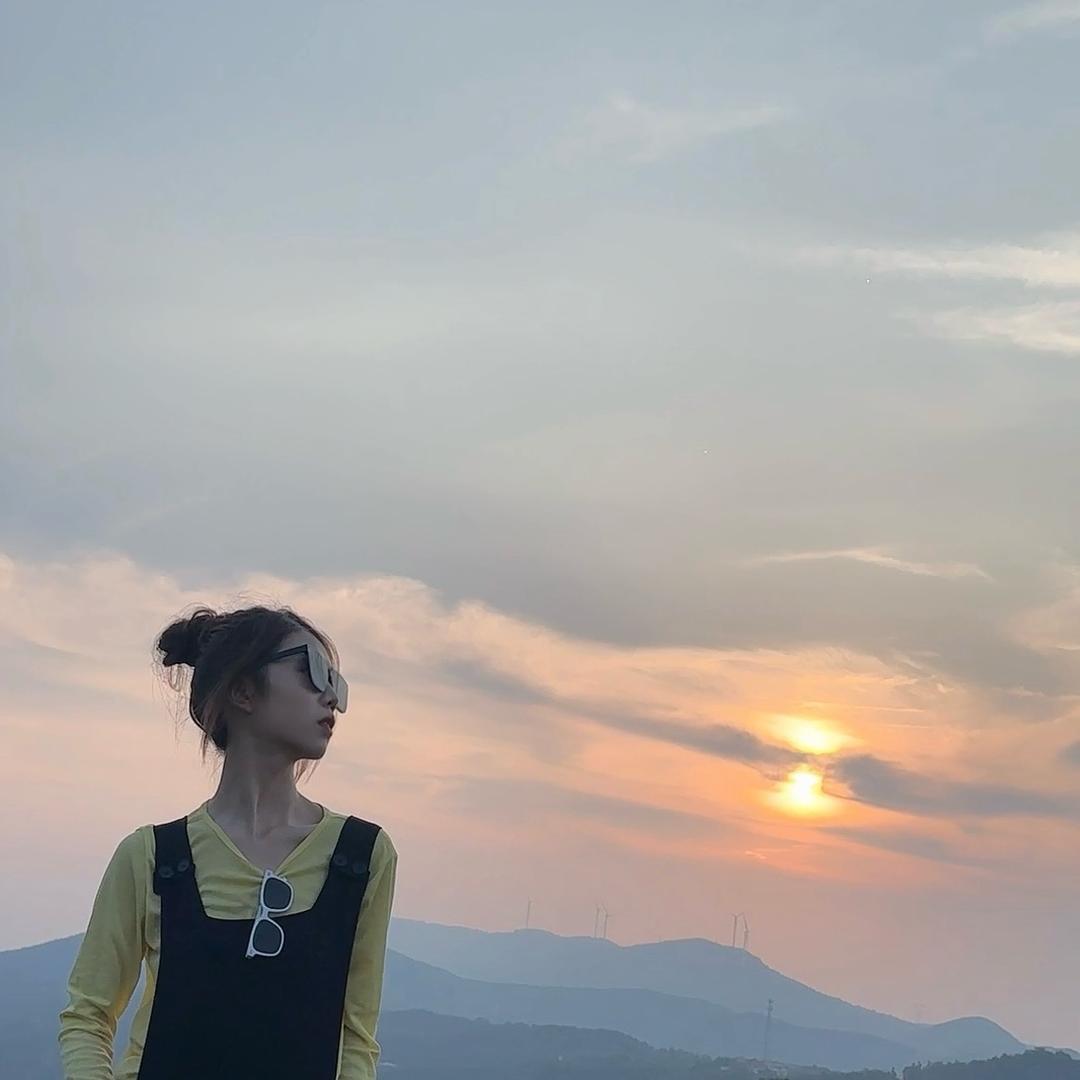 一个卖衣服的美女。
