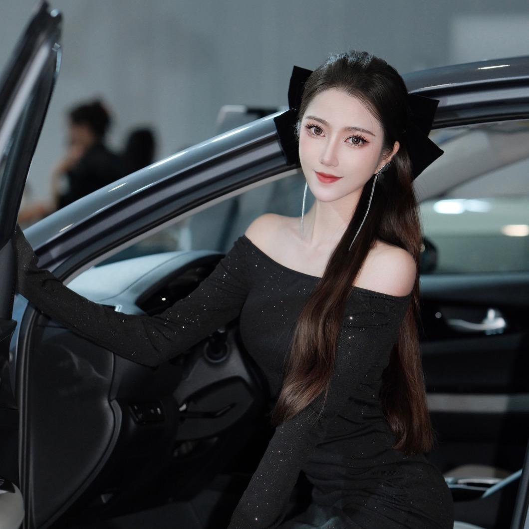 她是杨小爷