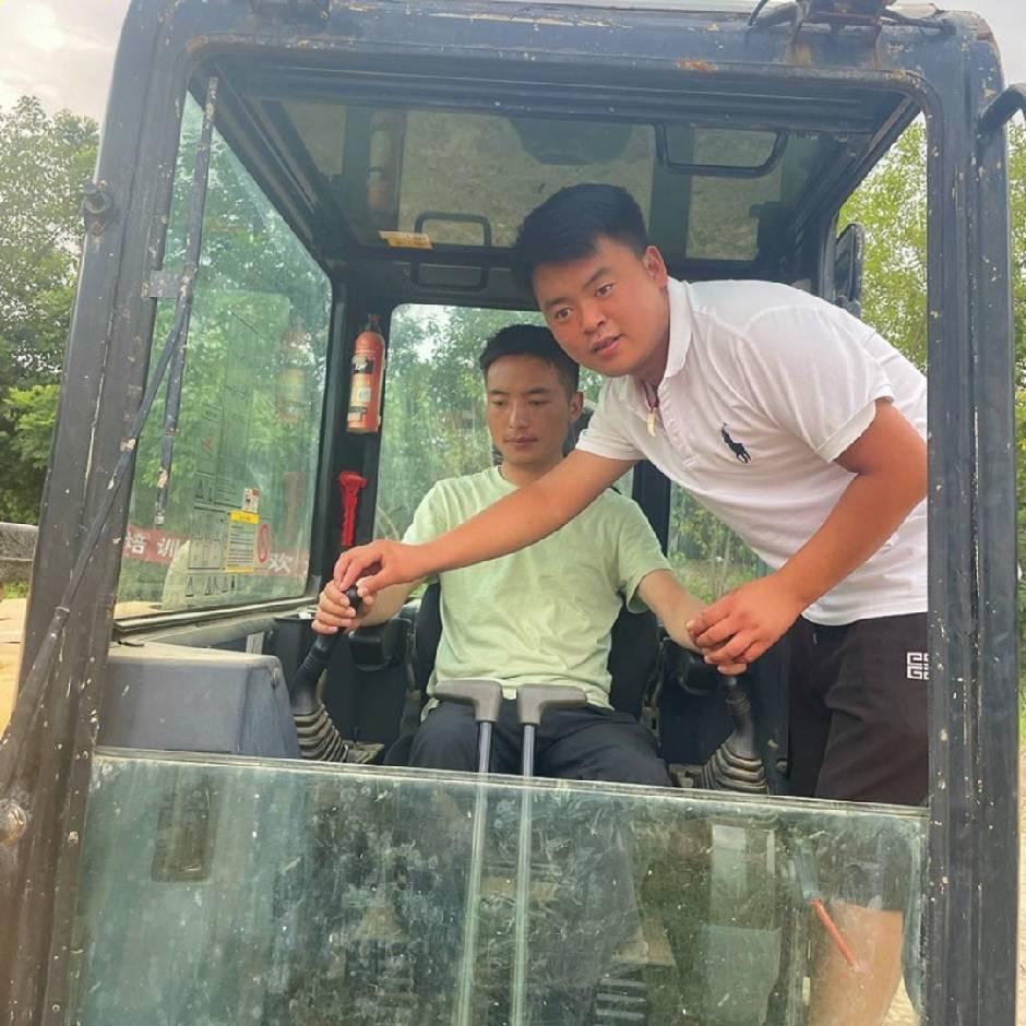 长安挖机装载机培训        余教练