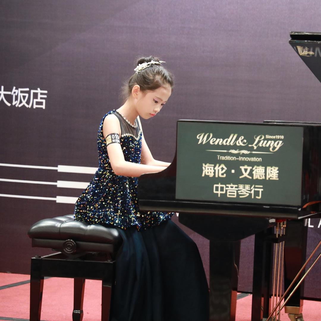 爱弹钢琴的萌小兔