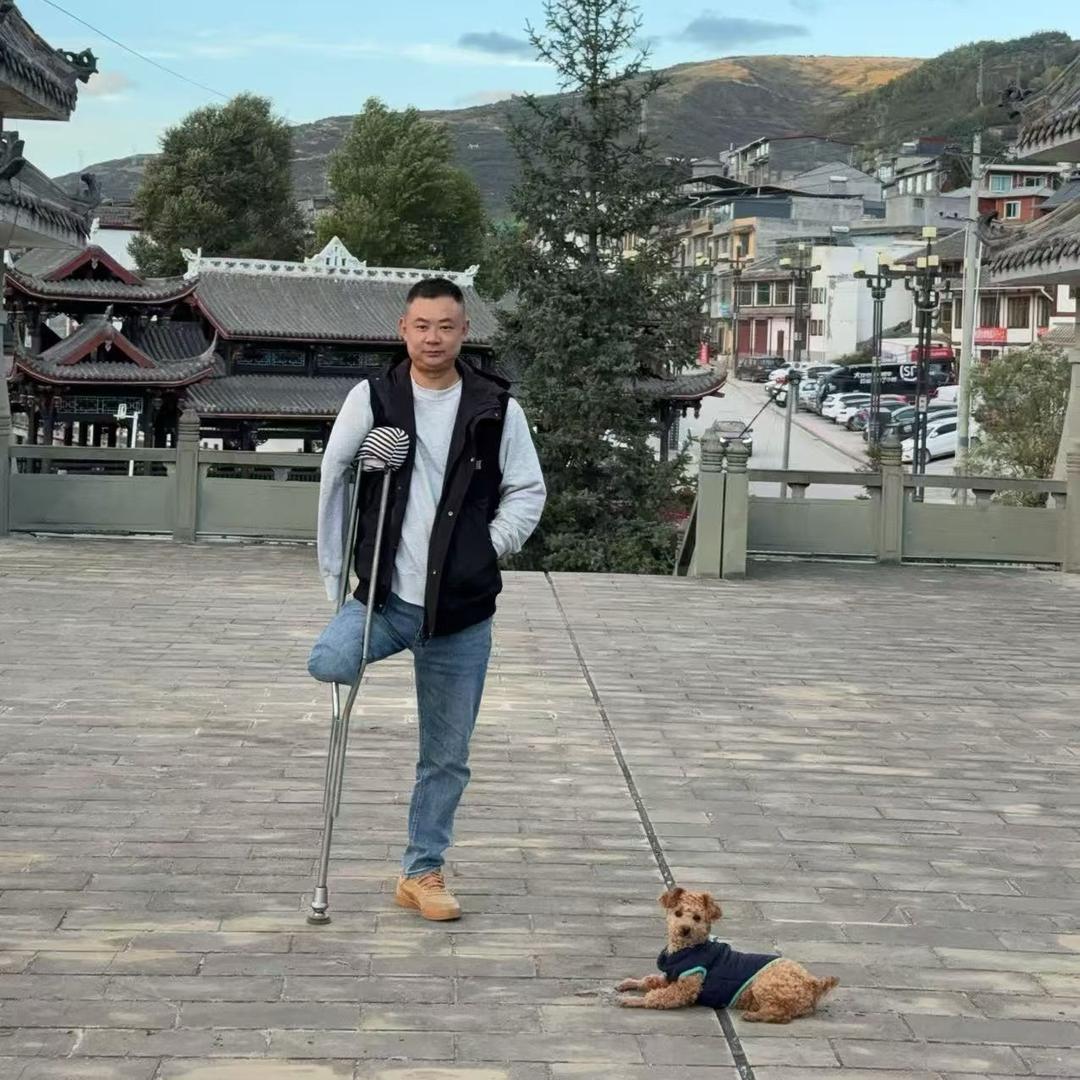 微笑的亮娃(励志哥)