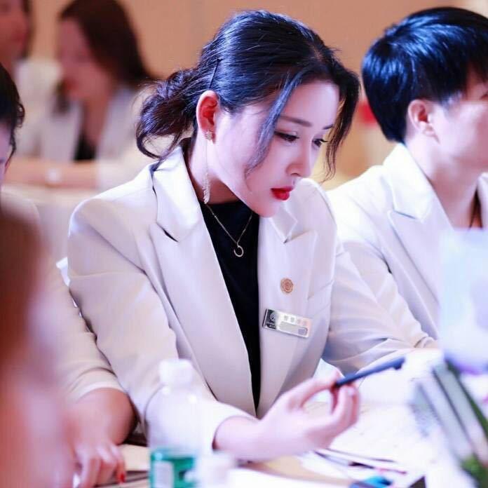 大蕾子.