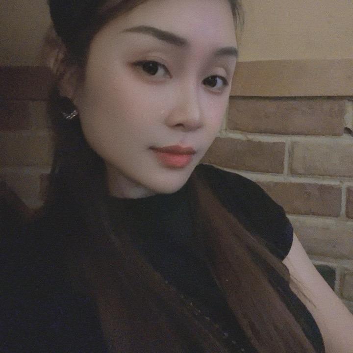 风雨中的女人