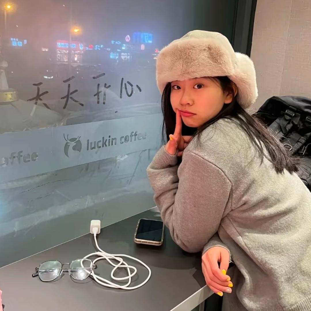 闫闫^