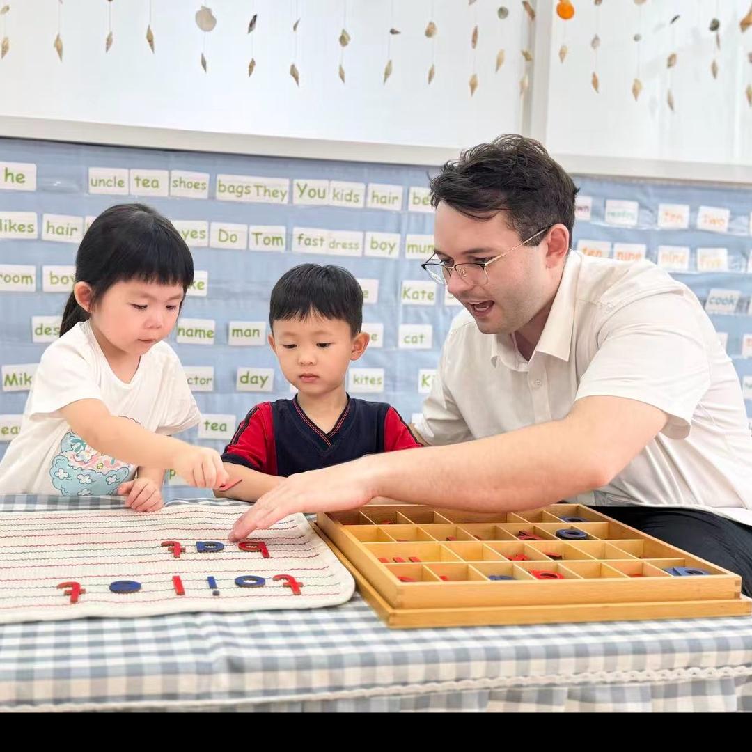 欧蒙托育李老师