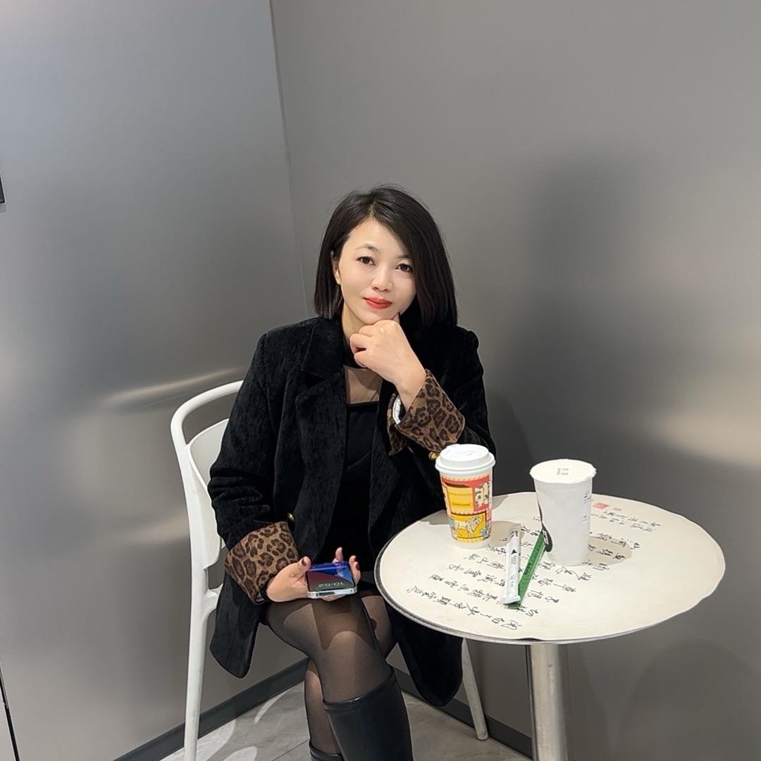 白果香槟小站服装店