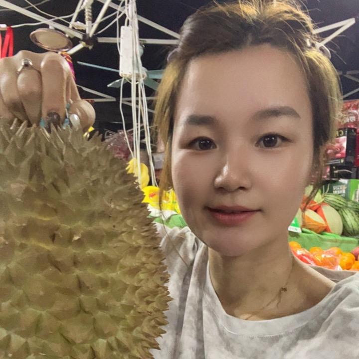 一个摆摊的小姐姐