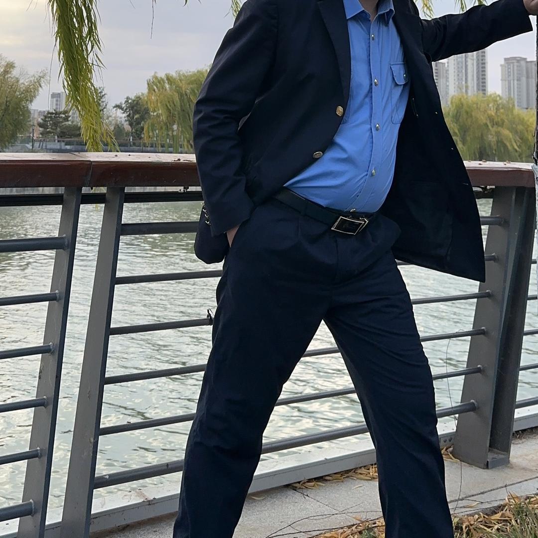 爱穿正装的w叔叔