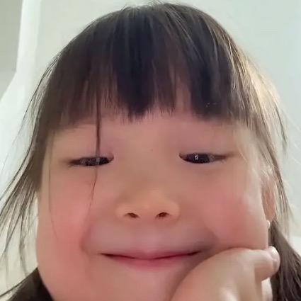 卖萌齐刘海被打成中分