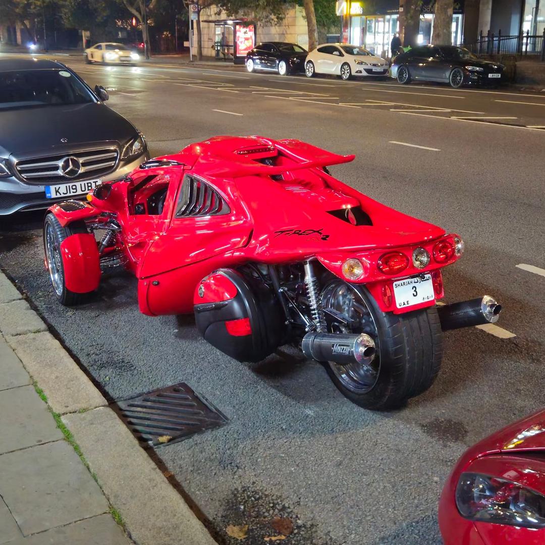 手插裤兜，照单全收