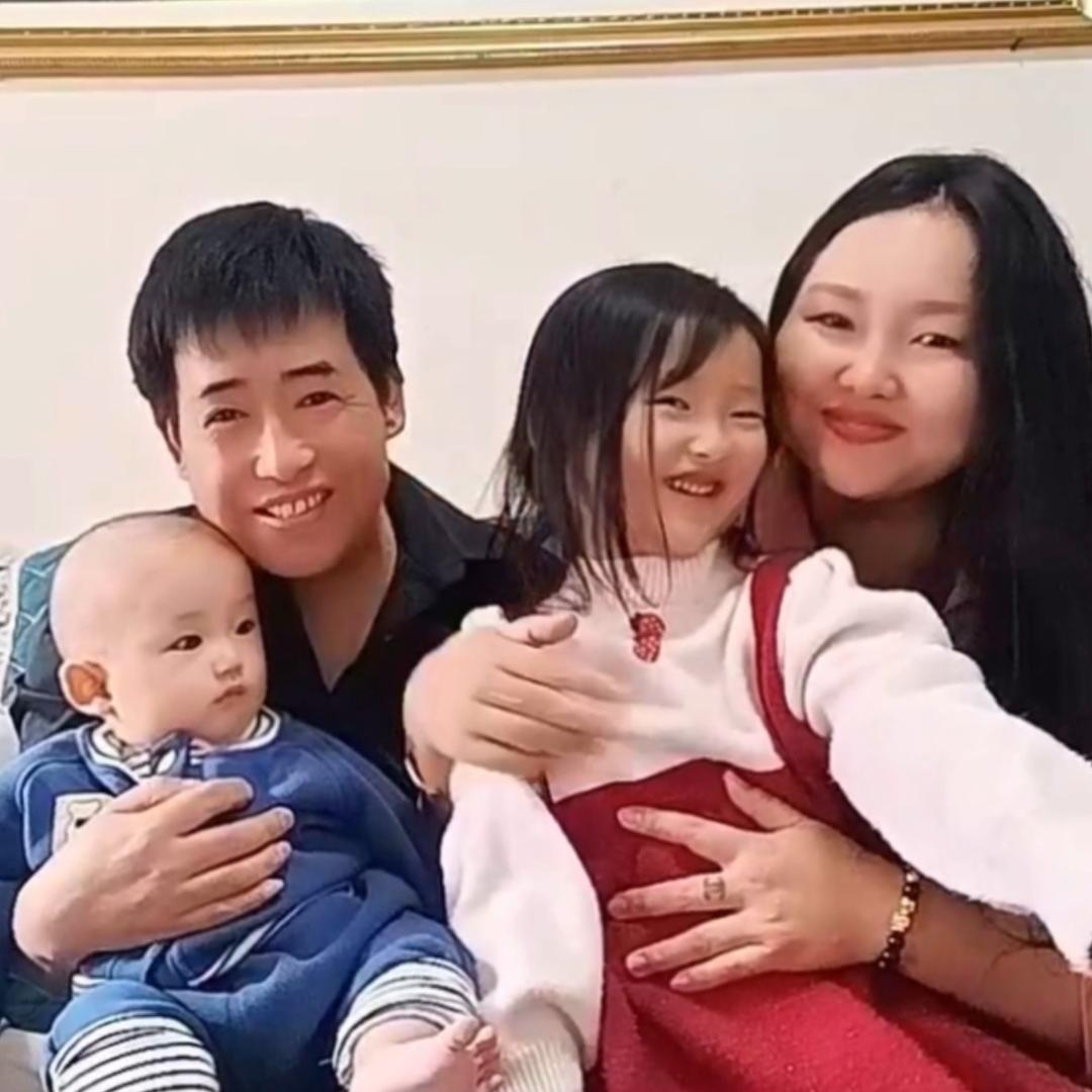 四口之家一儿一女，全家福
