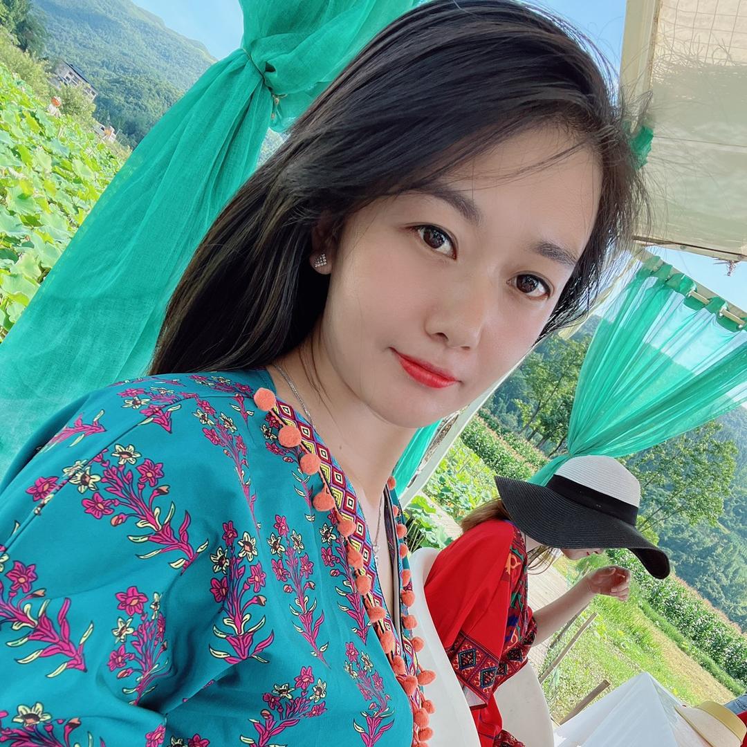 傻傻的甜妮子