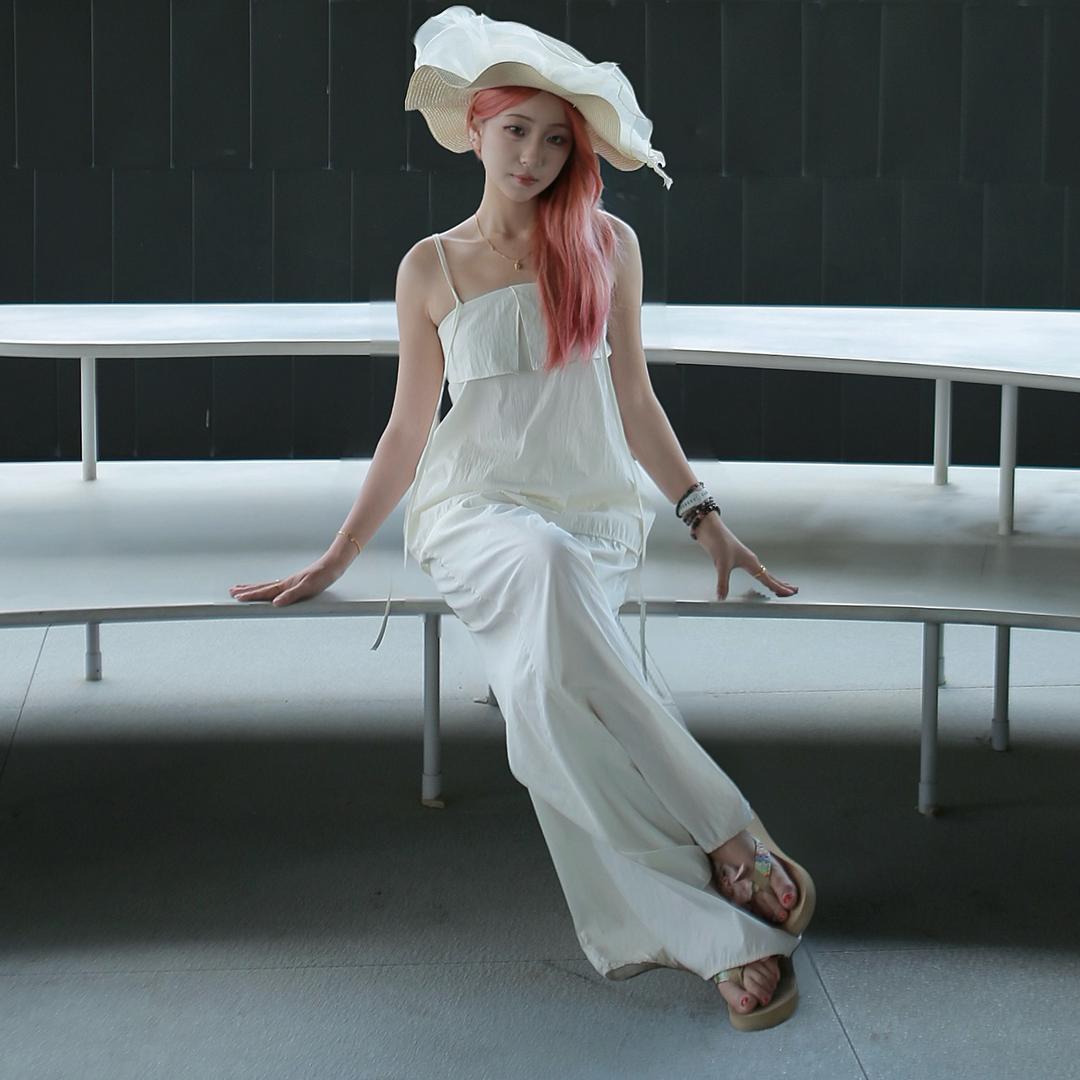 00后女孩卖建筑模板设备