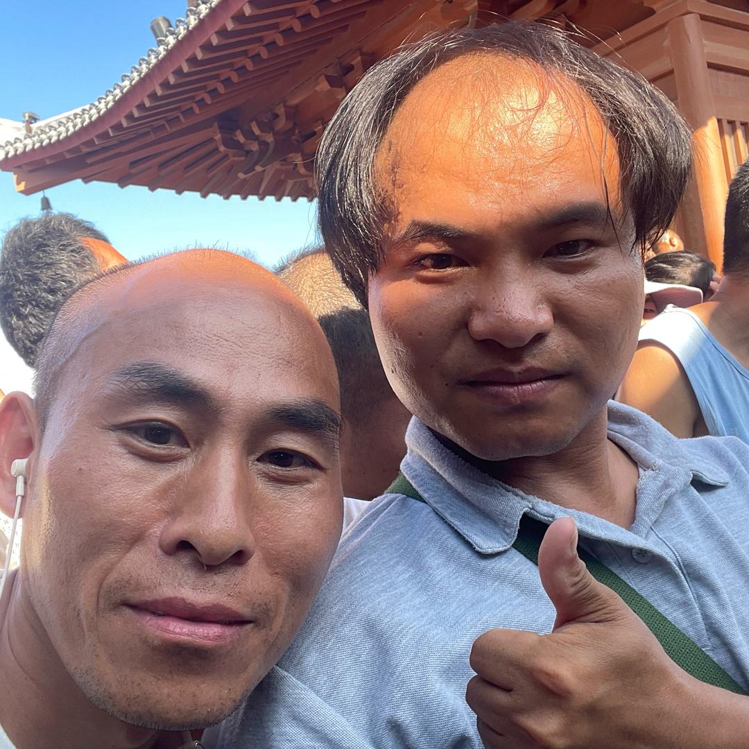 淡然一笑