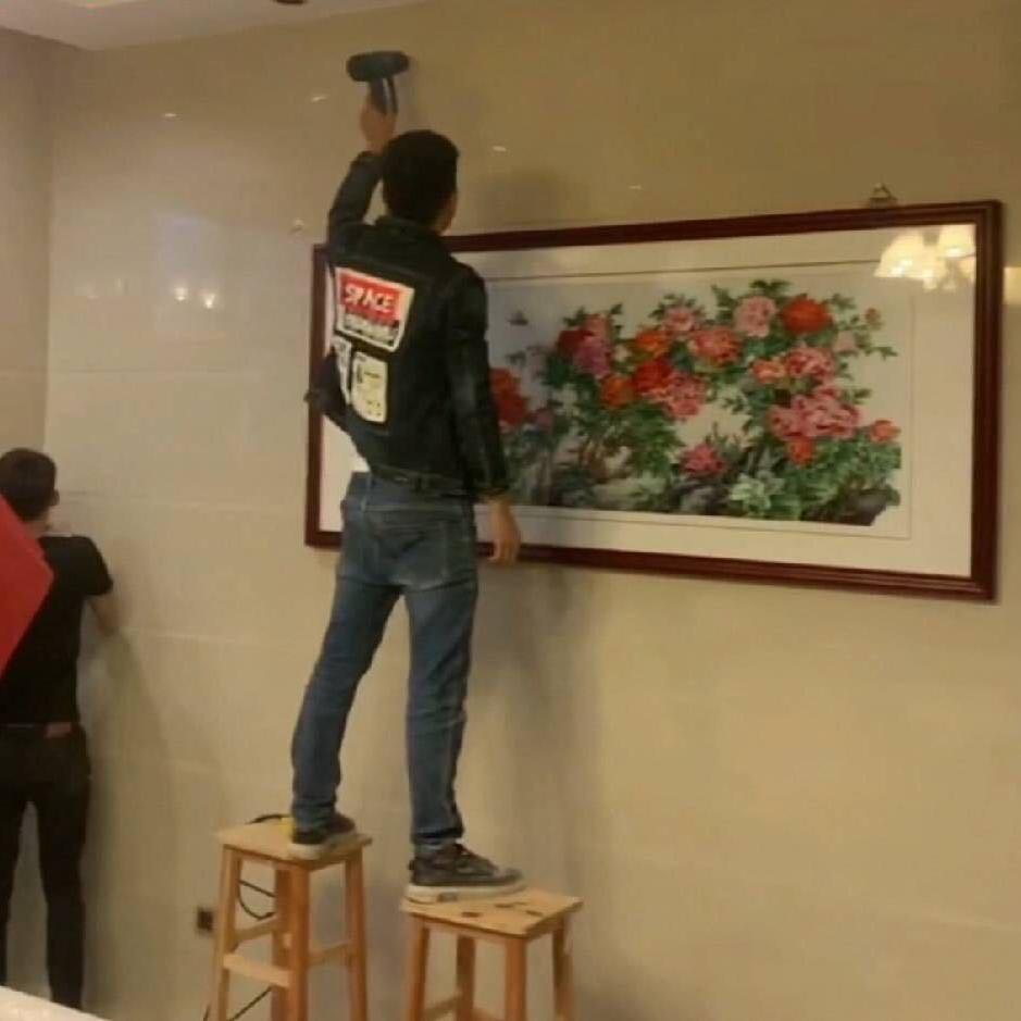 宏发装饰.瓷砖打钉加固