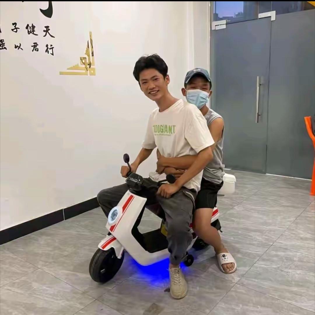 美团小赵（位置在橱窗上面）