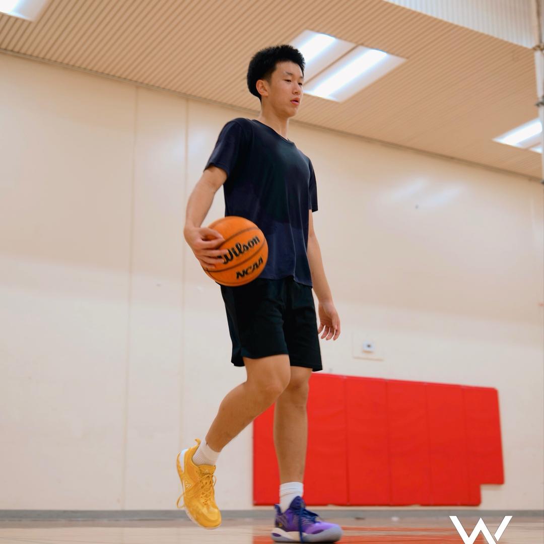 穿71号的李添羿