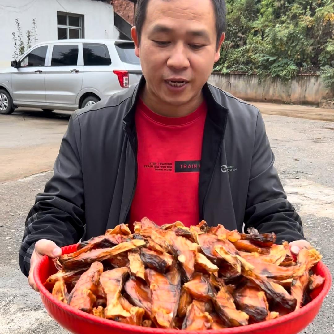 江西万载烟熏鱼缶鱼