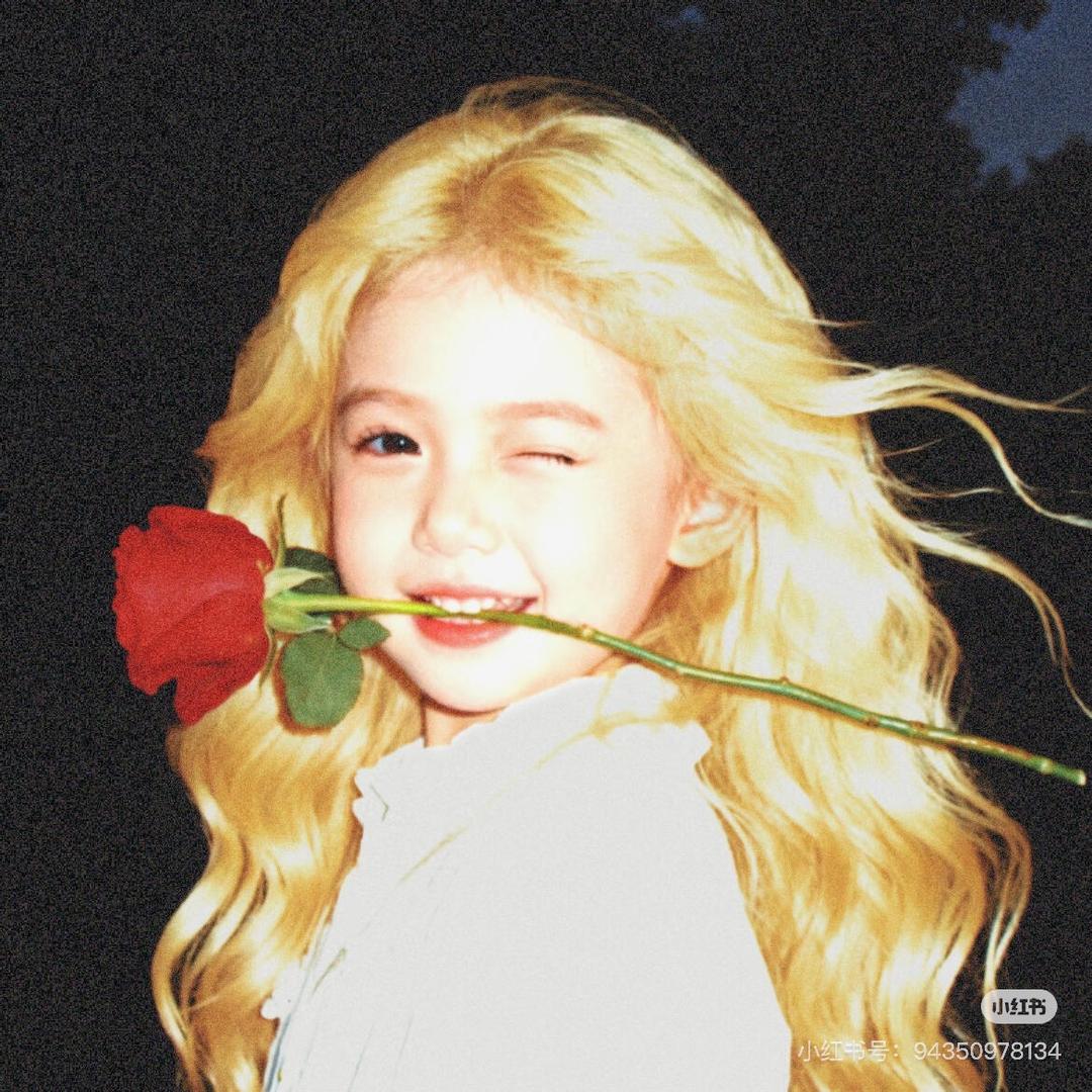 一只溢汁的小汤包