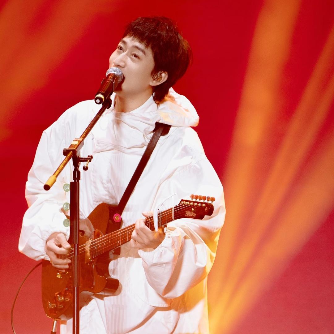 爱玩头发的陈晨