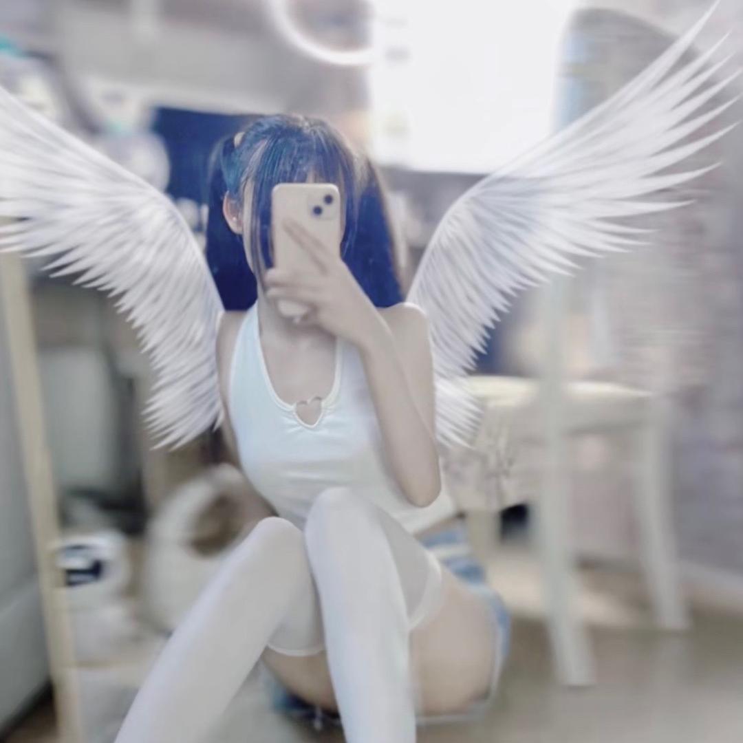 初白白