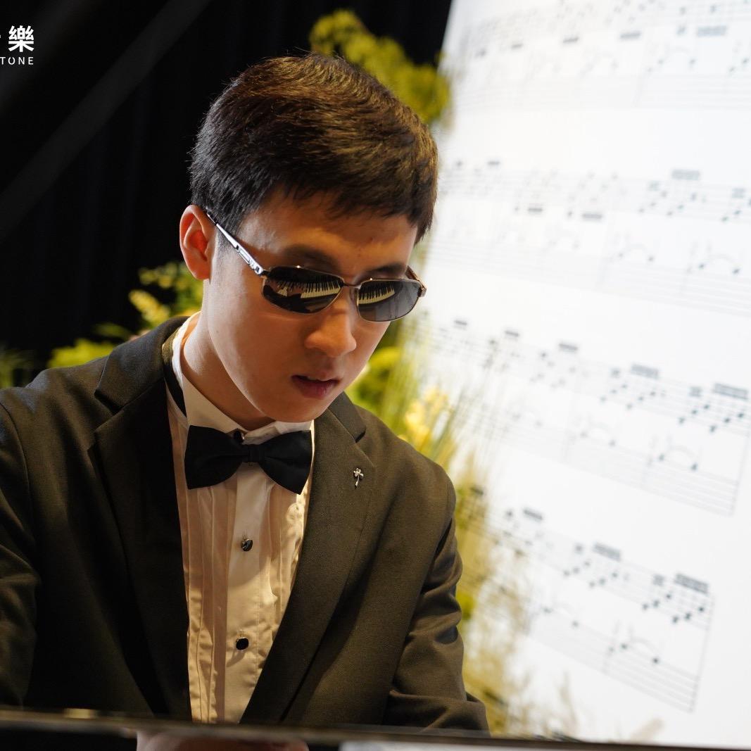 盲人阳阳弹钢琴🎹