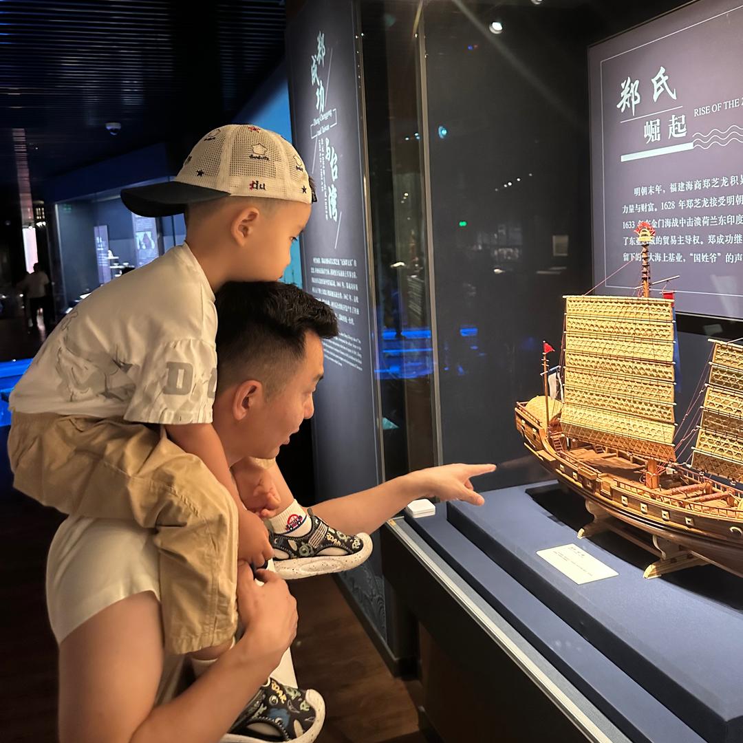 潇潇和潇爸爱玩小汽车