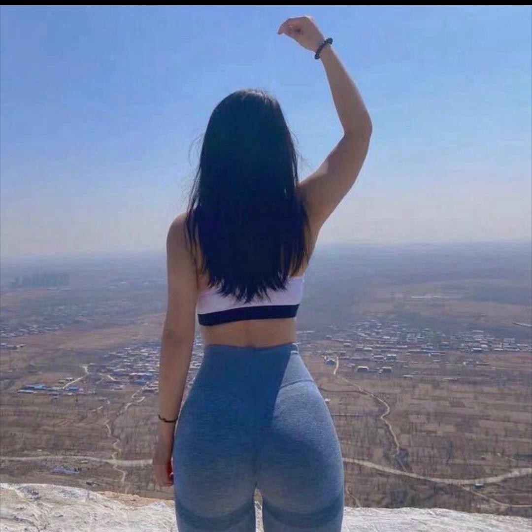 爱穿黄色格子衫