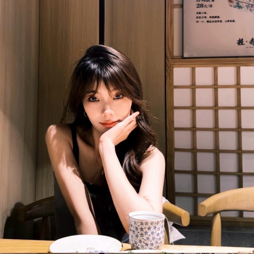 笨蛋美女。