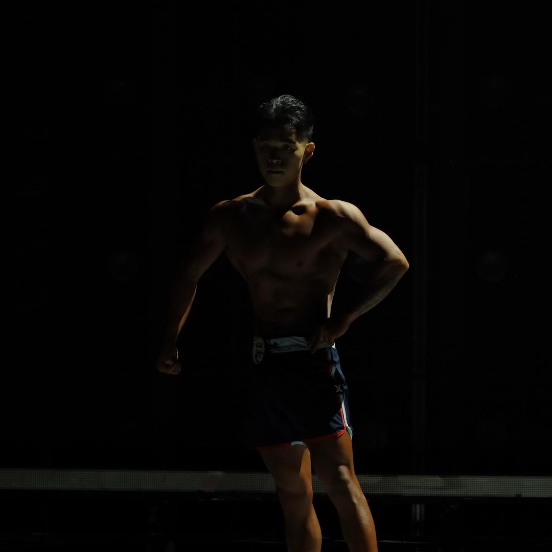 没有二头肌的乱帅男人