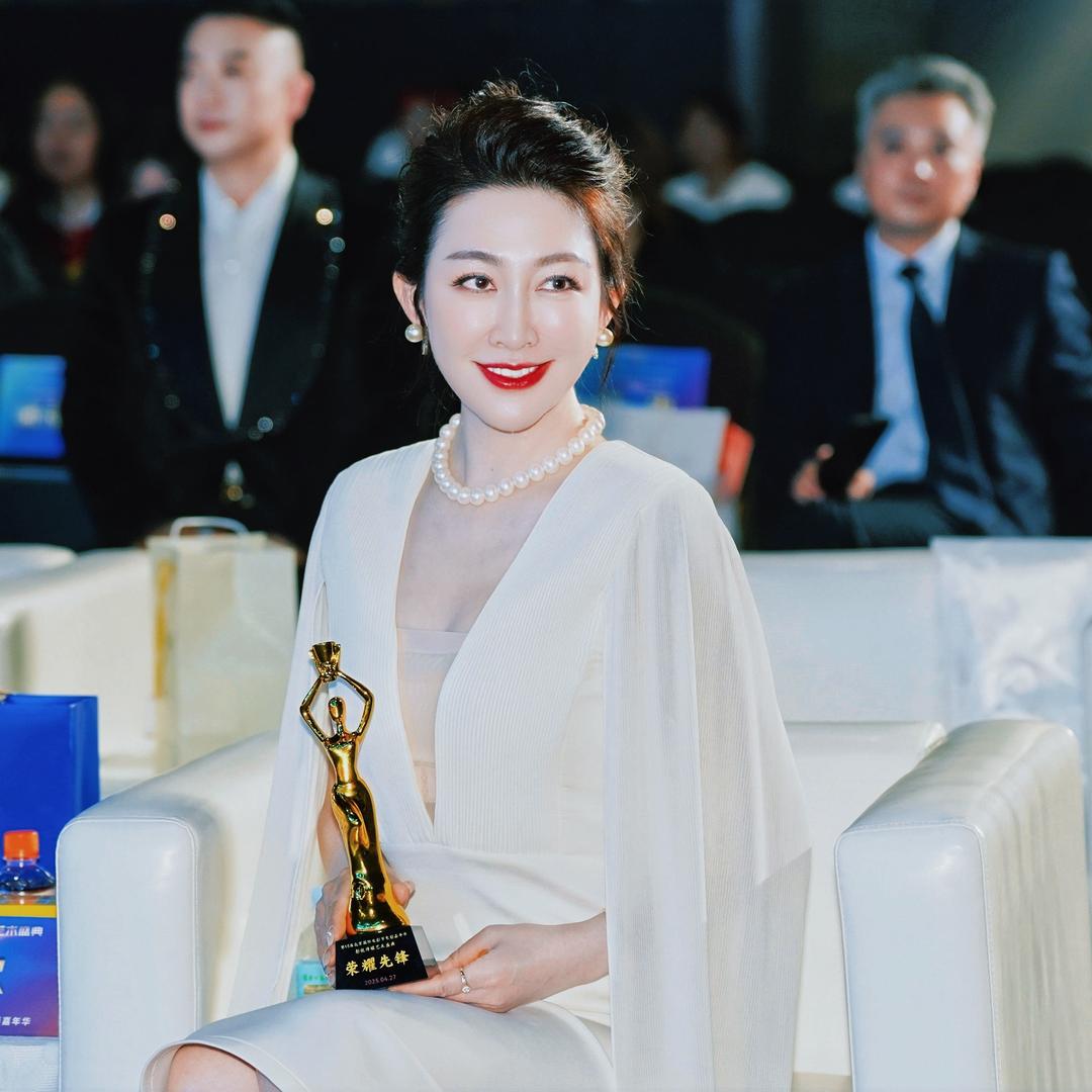 主持人师丽丽
