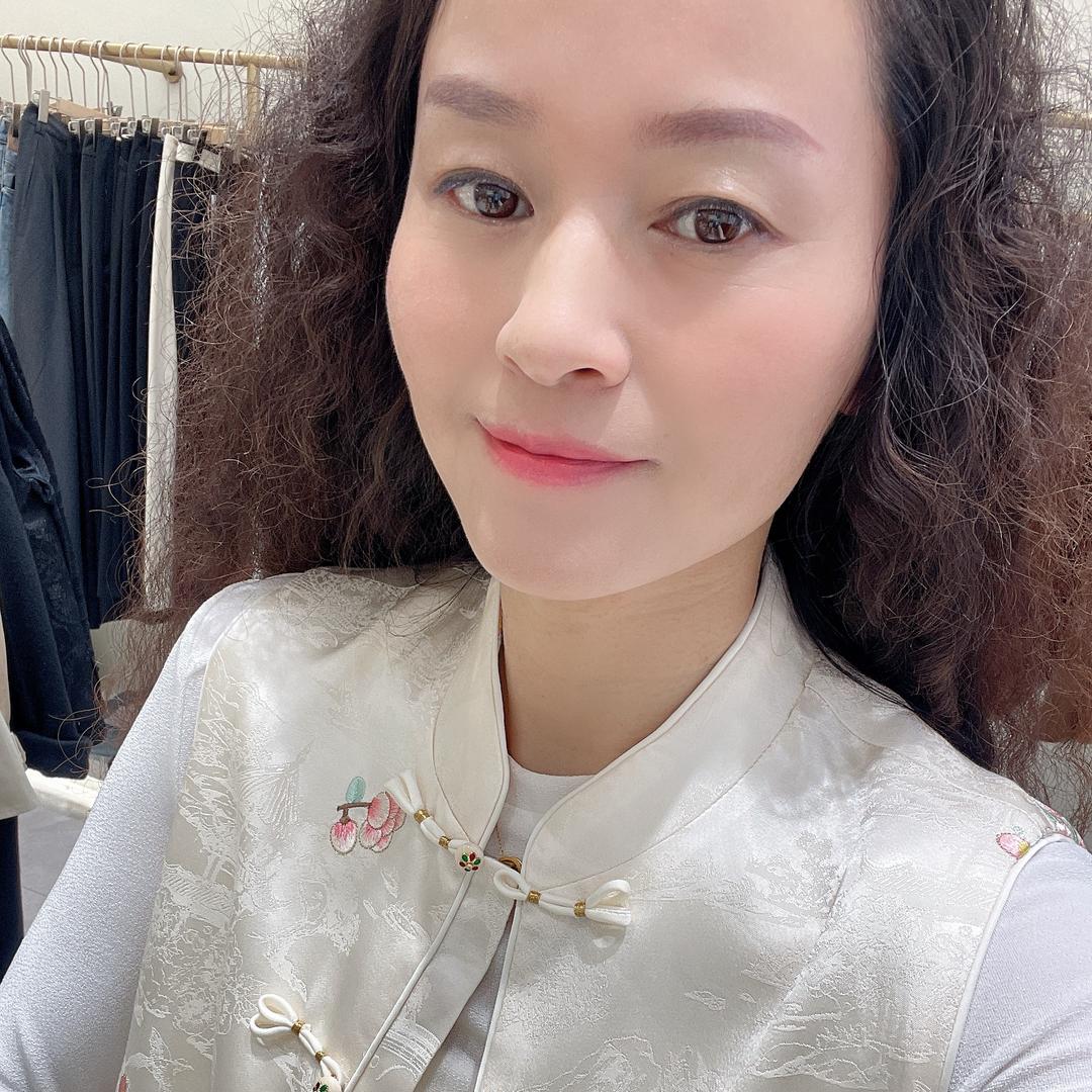 建湖县近湖名典屋女装