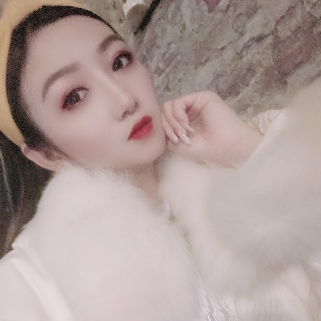 喻 曼。